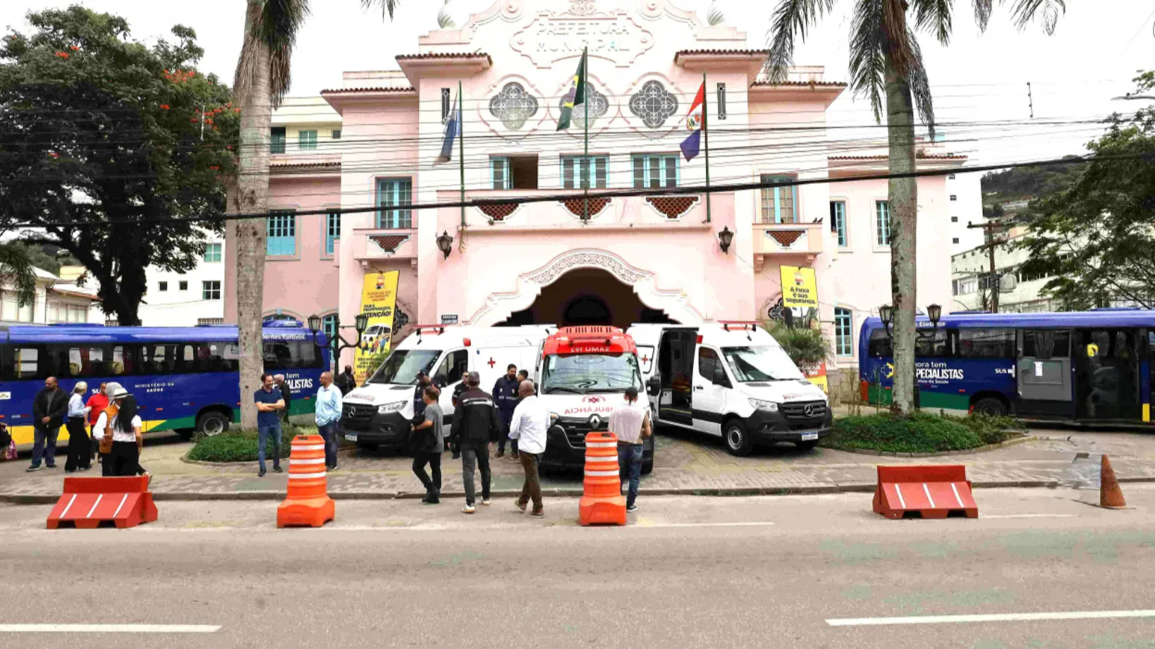 Ambulâncias e micro-ônibus destinados ao SUS em Teresópolis