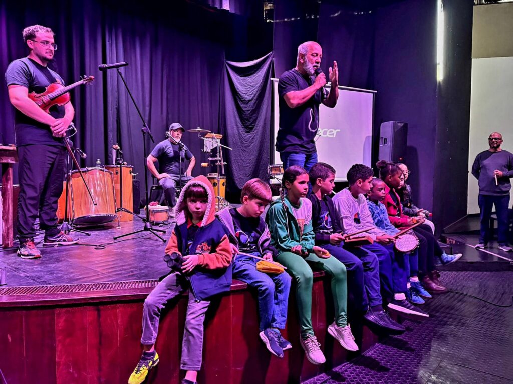 Alunos participaram de atividades práticas com instrumentos musicais