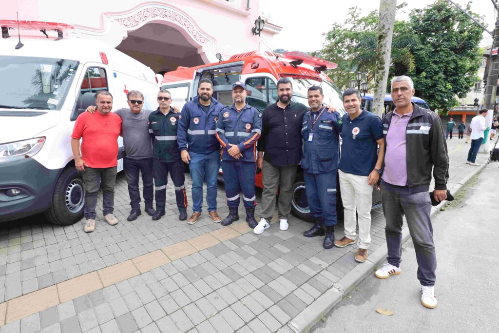 Equipe do SAMU e Secretaria Municipal de Saúde durante apresentação da nova frota