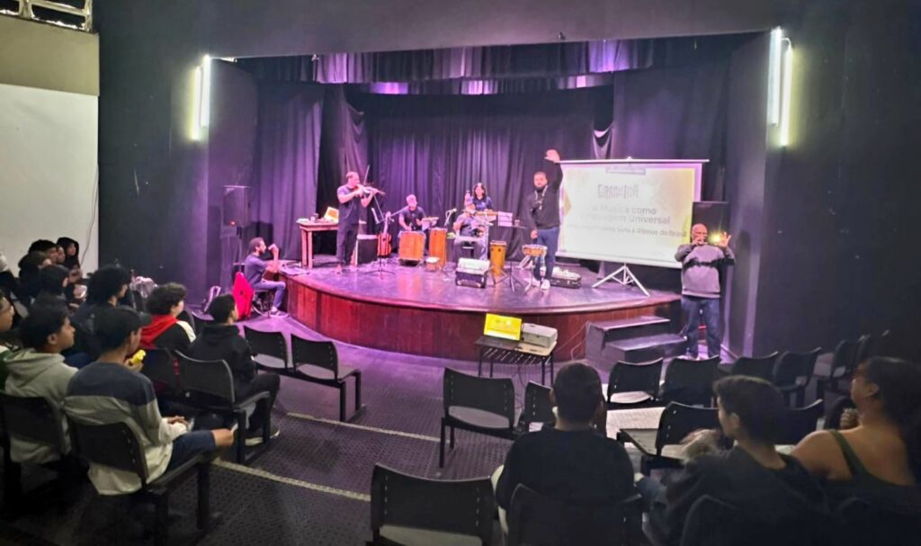 Estudantes acompanharam apresentação sobre ritmos brasileiros