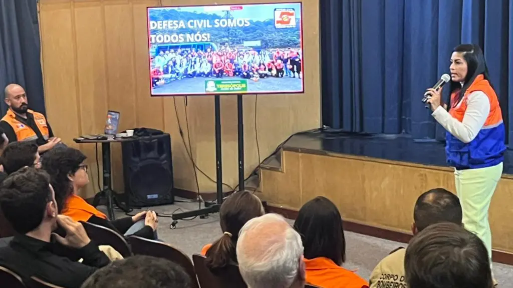 Representantes de órgãos públicos, forças de segurança e instituições ambientais durante a reunião de planejamento para o período de estiagem realizada no Teatro Municipal de Teresópolis.