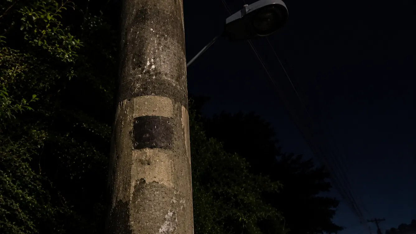 Poste de iluminação pública apagado durante a noite em imagem ilustrativa