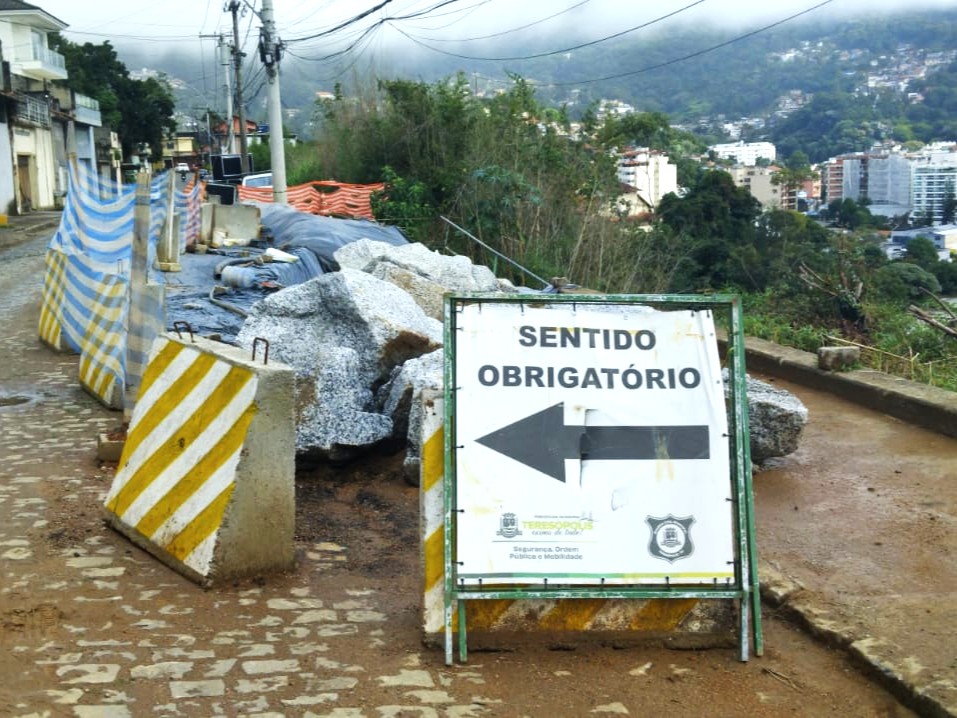 Construção do muro de contenção na Rua Jaguaribe, na Fazendinha.