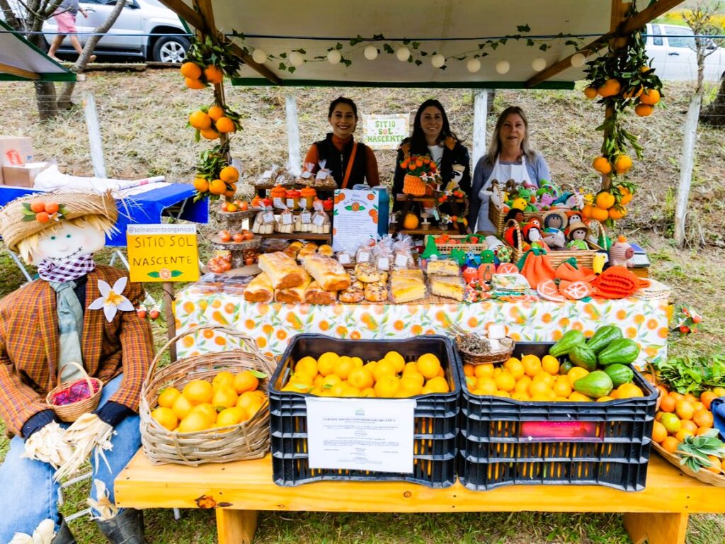 Festa da Ponkan com estandes de produtores rurais.