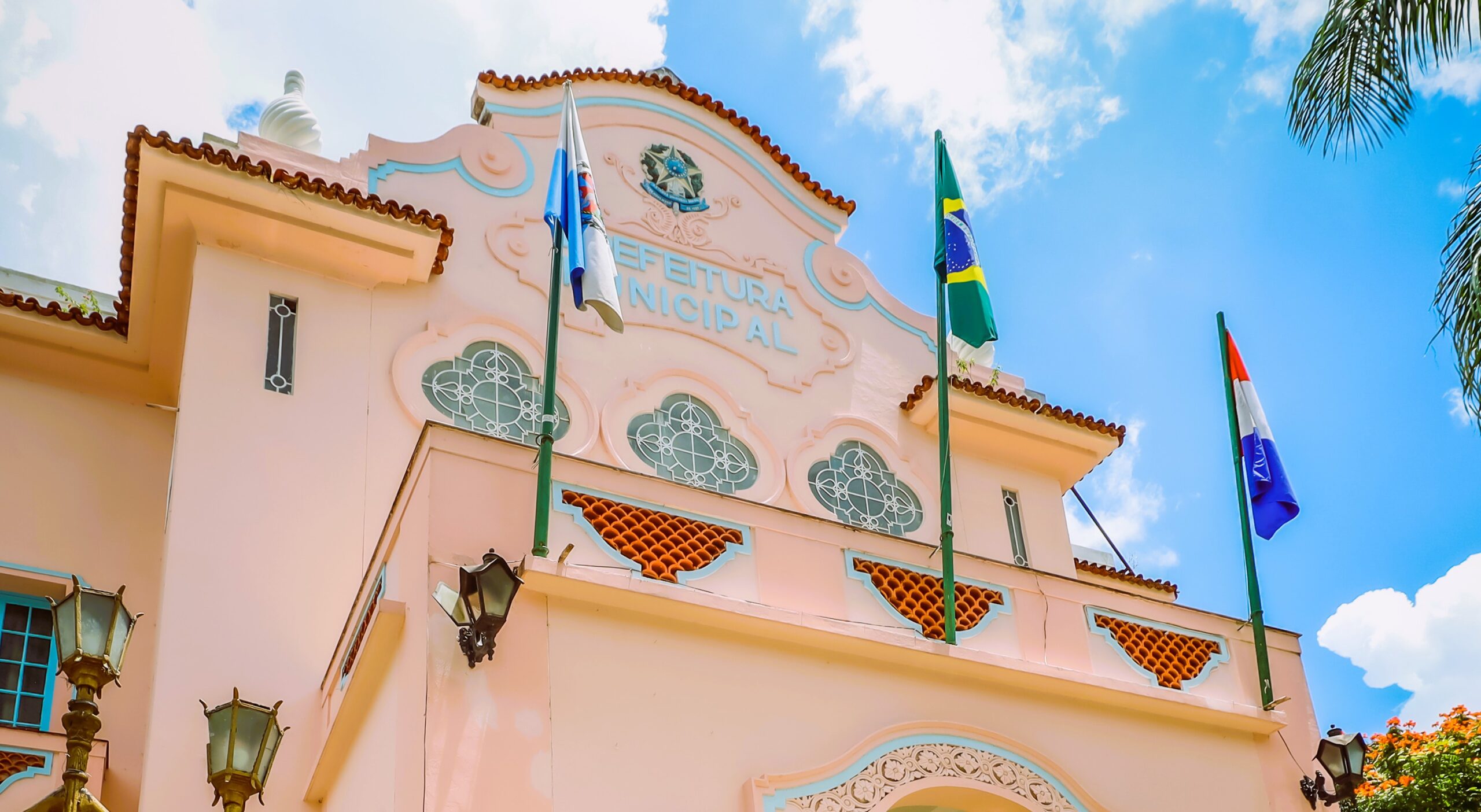Vista do prédio da Prefeitura de Teresópolis, simbolizando o funcionamento dos serviços públicos durante o feriado.