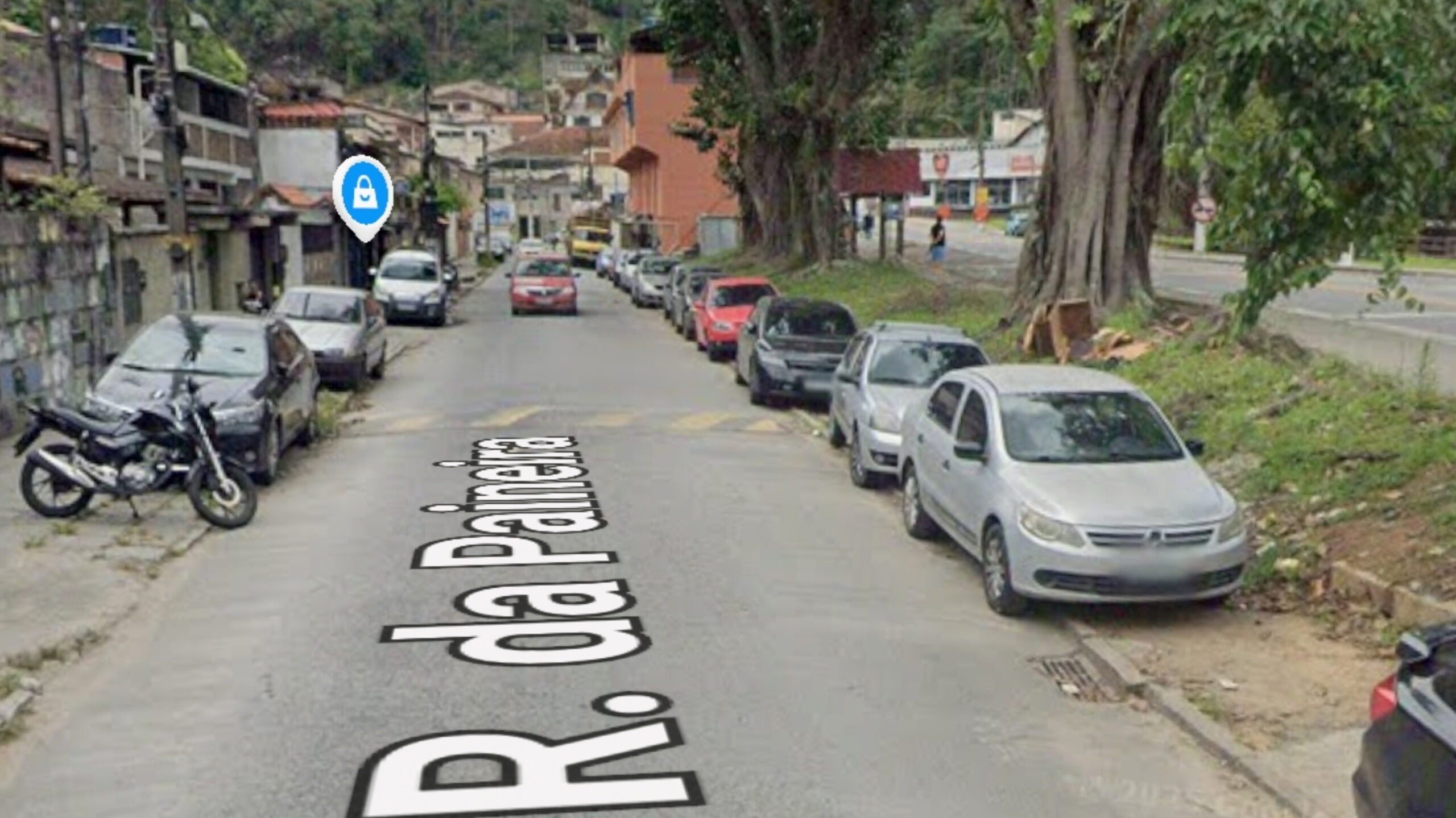 Entrada da Rua das Paineiras, em Teresópolis. A troca de manilhas que motivará a interdição temporária será realizada nas proximidades do nº 340. Imagem: Google Street View.