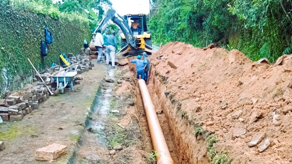 Nova rede de águas pluviais em construção na Rua Coelho Neto