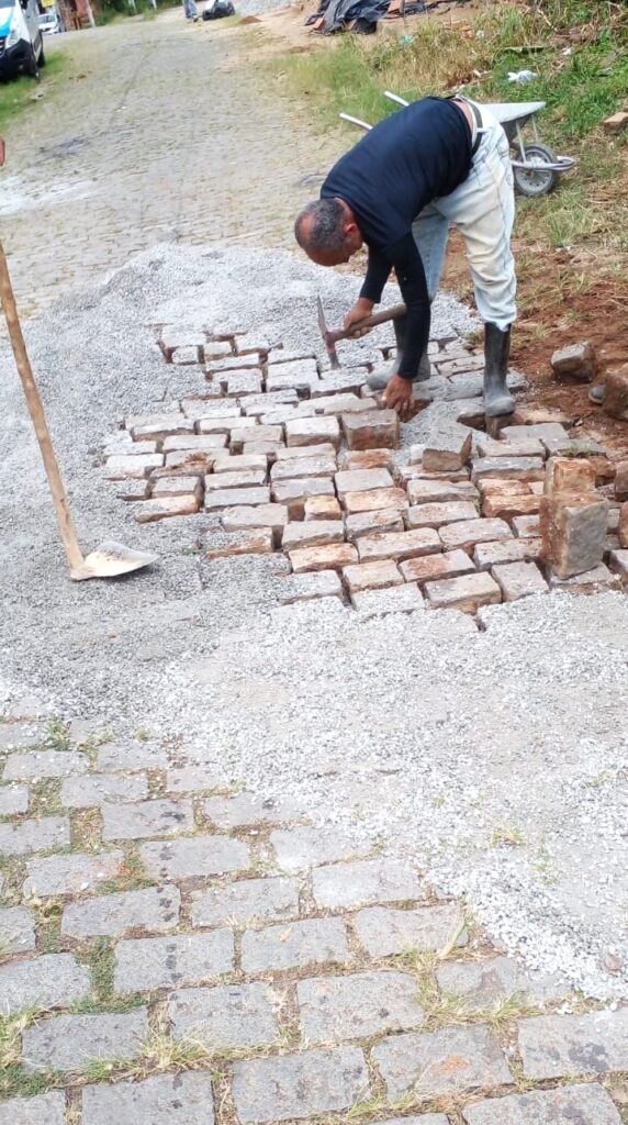 Equipe realizando realinhamento de paralelepípedos em Pimenteiras.