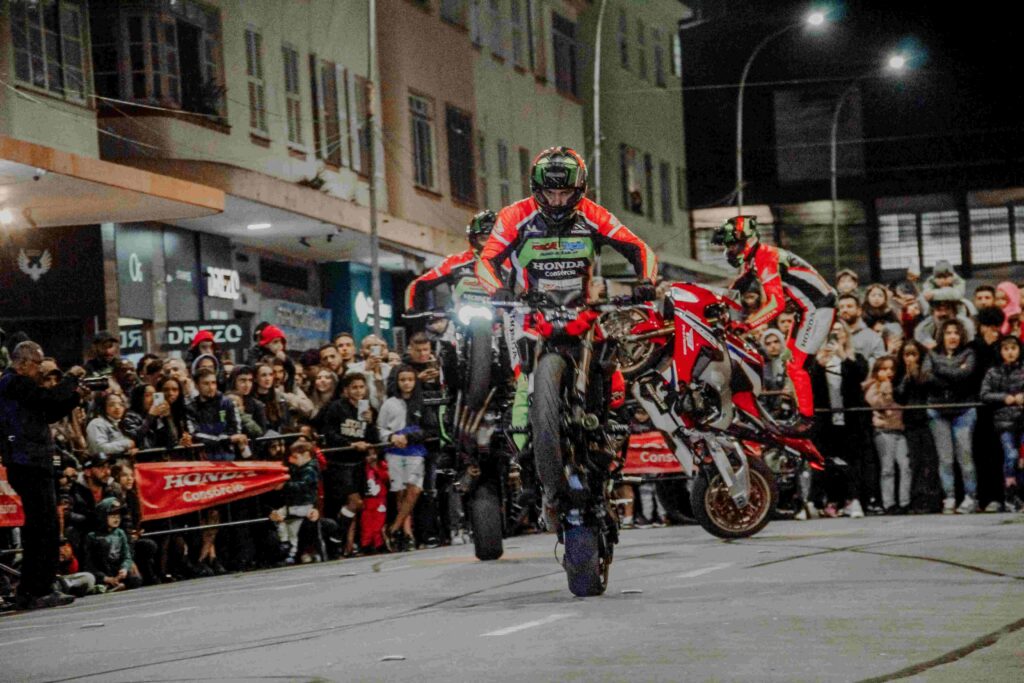 Um show que encanta o público por onde passa, arrojado e emocionante onde máquinas e pilotos entram em fusão com a adrenalina e a emoção