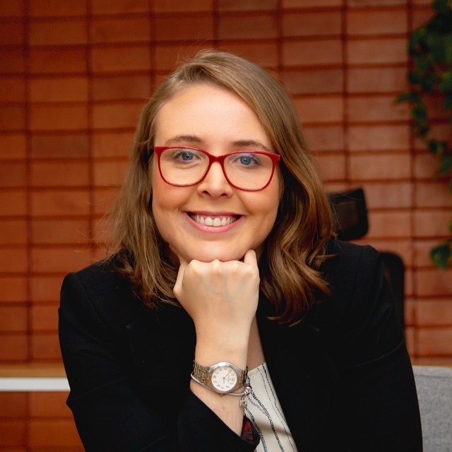 Retrato da psicóloga e professora Thais Knopp, que comenta os impactos da idealização dos relacionamentos nas redes sociais.