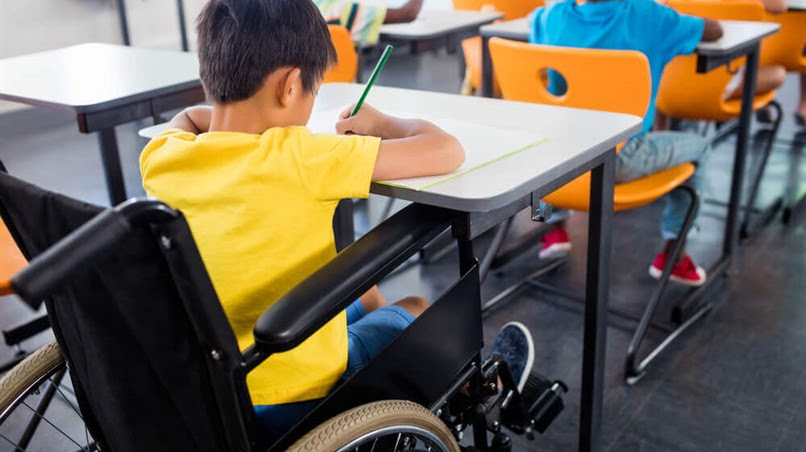 Aluno cadeirante em sala de aula inclusiva na rede pública.